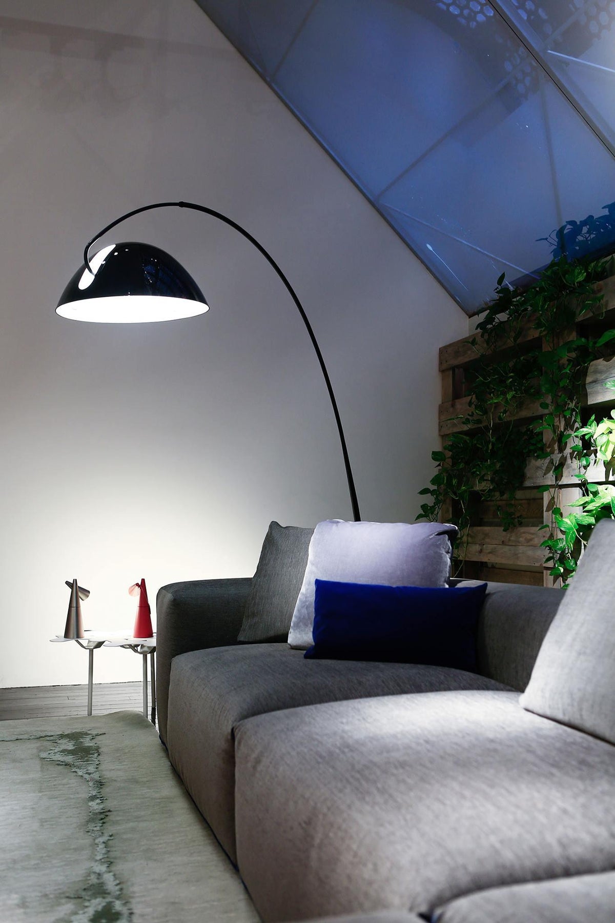 Close-up of the Verse arc floor lamp's swiveling shade joint