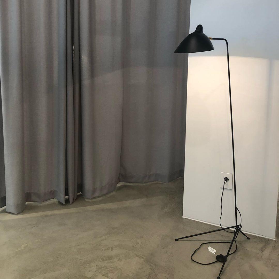 Arm Spider floor lamp close-up of black finish