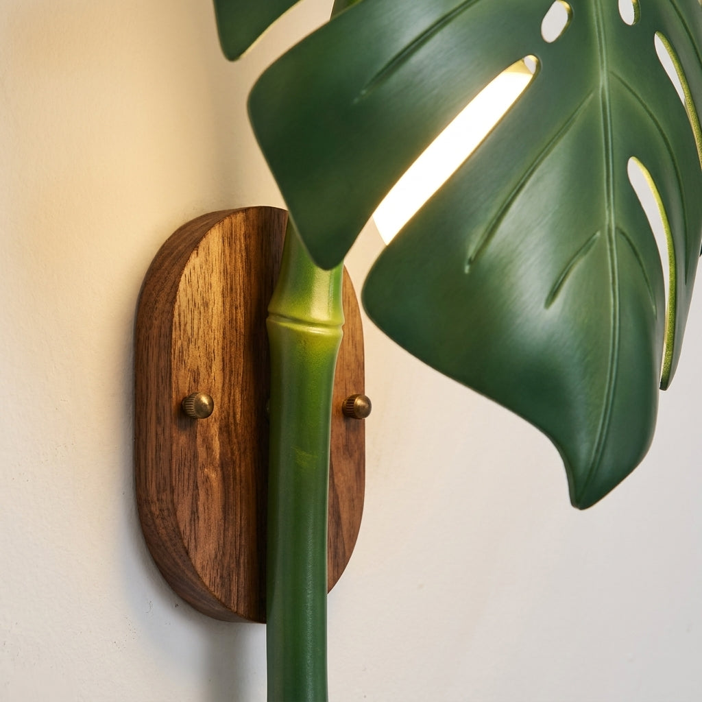 Monstera - mounting detail